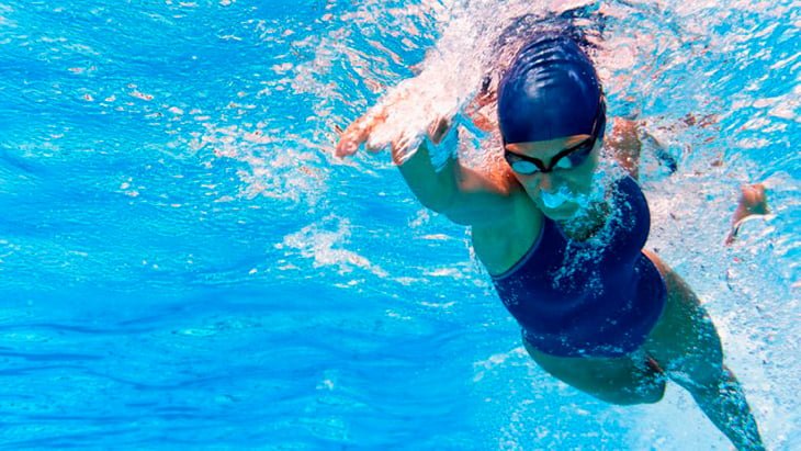 Clases de natación para adultos principiantes